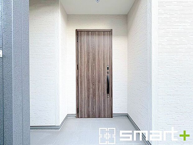 ~お住まいの顔「玄関」~ ・玄関ドアの上にはもちろん軒がございますので、雨の日でも濡れずに鍵の開閉が可能です。 ・鍵は防犯性に優れたディンプルキーを採用。