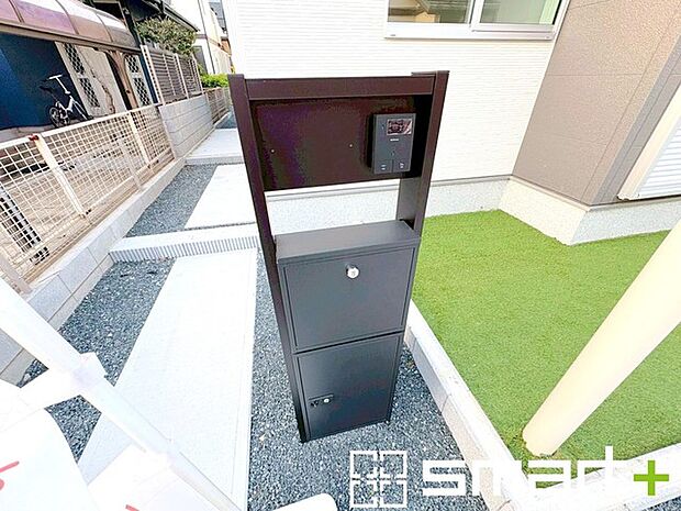 ~宅配ボックス設置~ ・外出中でもお荷物を受け取れる宅配ボックスが嬉しいですね。 ・来客が一目でわかって、お子様のお留守番にも安心のモニター付インターフォン。