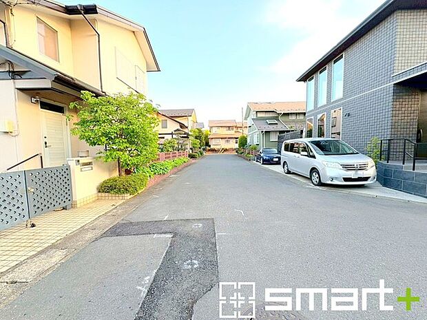 ~十分な広さのある前面道路~ ・前面道路は約6mございますので、お車でのすれ違いも楽々で余計なストレスがかかりません。 ・日々お車での移動が多い方には大切なポイントですね。