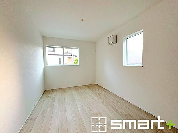 ~2面採光の明るいお部屋~ ・洋室は2面採光とする事で穏やかな陽の入る明るい空間となっております。 ・くつろぎのプライベート時間を明るい空間で穏やかにお過ごしいただけます。