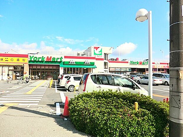 ヨークマート花野井店(1700m)