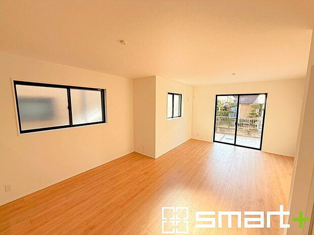 ~穏やかな陽の入るLDK~ ・大きな窓のあるLDKは陽当りも良好で明るい空間となっております。 ・ご家族団らんなど過ごす時間の多いLDKが明るいのは嬉しいポイントですね。