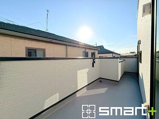 ~洗濯物も干しやすいバルコニー~ ・陽当たり良好な南側のバルコニーは2部屋から出入りができて毎日のお洗濯も快適。 ・テラス屋根等のオプションもお気軽にご相談くださいませ。
