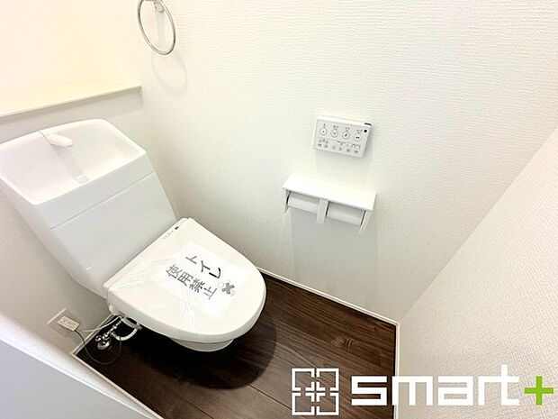 ~小窓付きの明るいトイレ~ ・使用後や掃除の際には新鮮な空気を取り込み換気ができます。 ・背面のスペースにちょっとした棚を設置すれば、トイレットペーパーのストックなども置けますね。