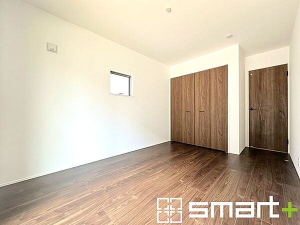～2面採光の明るいお部屋～ ・洋室は2面採光とする事で穏やかな陽の入る明るい空間となっております。 ・くつろぎのプライベート時間を明るい空間で穏やかにお過ごしいただけます。