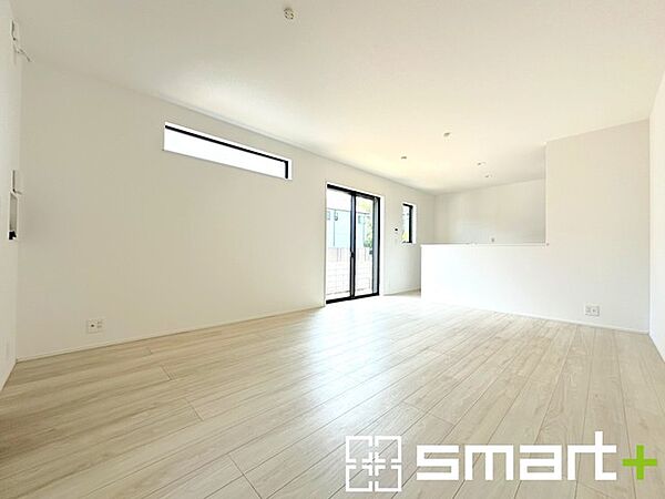 ～穏やかな陽の入るＬＤＫ～ ・大きな窓のあるＬＤＫは陽当りも良好で明るい空間となっております。 ・ご家族団らんなど過ごす時間の多いＬＤＫが明るいのは嬉しいポイントですね。