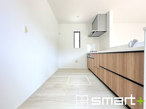 ～使い勝手の良いシステムキッチン～ ・料理がしやすい設計のキッチンでお料理もはかどりますね。 ・もちろんキッチン下部は収納になっておりますので、フライパンなども収納可能です。