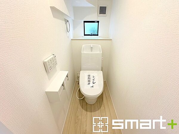 ～小窓付きの明るいトイレ～ ・使用後や掃除の際には新鮮な空気を取り込み換気ができます。 ・背面のスペースにちょっとした棚を設置すれば、トイレットペーパーのストックなども置けますね。
