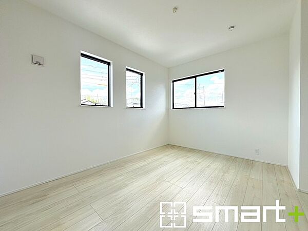 ～2面採光の明るいお部屋～ ・洋室は2面採光とする事で穏やかな陽の入る明るい空間となっております。 ・くつろぎのプライベート時間を明るい空間で穏やかにお過ごしいただけます。