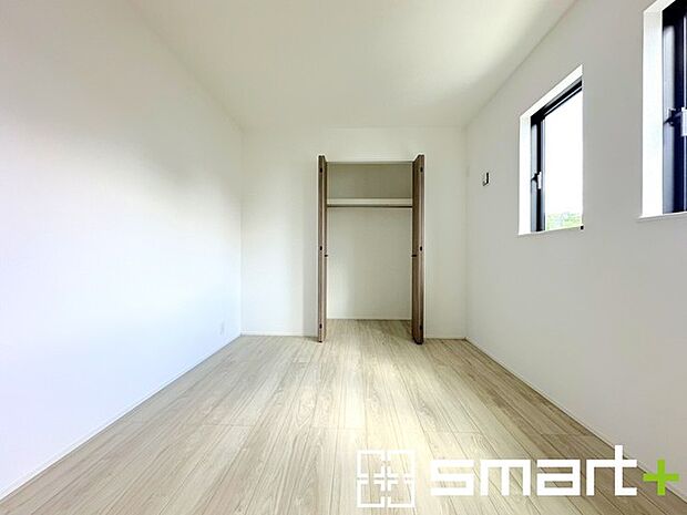 ~収納豊富な洋室~ ・各居室に備え付けの収納をご用意。タンスなどを置く場合と比べ出っ張らないので部屋の中を有効のご活用いただけます。 ・収納の広さなどぜひ現地でご確認くださいませ。