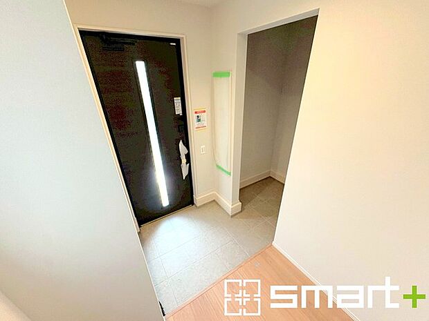 ~シューズインクロークのある玄関~ ・玄関横にシューズインクロークをご用意。 ・追加の靴置きとしてはもちろん、スキー・ゴルフなど趣味の用具の置場としてもご利用いただけます。