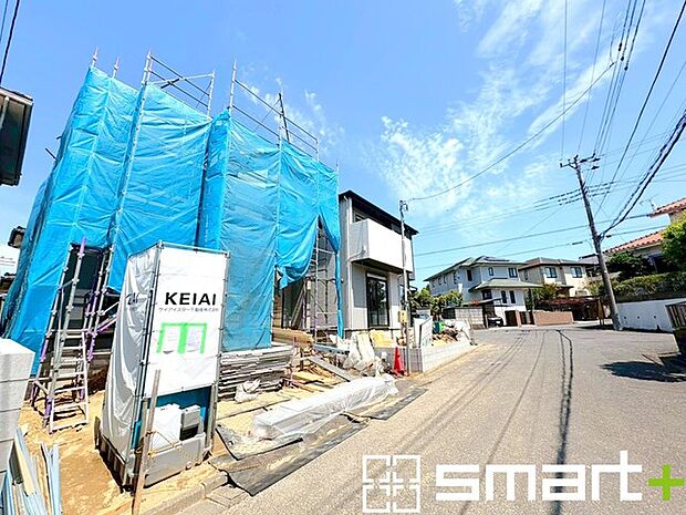 ～閑静な住宅街の立地～ ・周辺は閑静な住宅街となっておりますので、静かな暮らしをご実現いただけます。 ・前面道路の交通量も多くないので、小さなお子様がいるご家庭でもご安心ですね。 