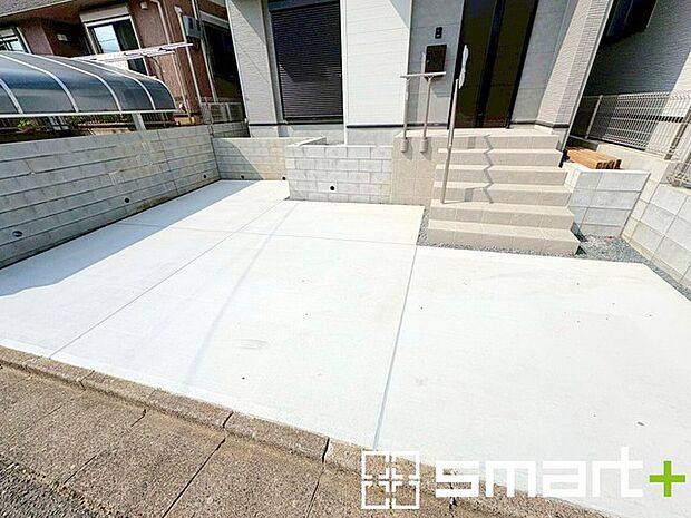 ~駐車場は2台分ご用意~ ・駐車場は2台分ございますので、車通勤の方や複数台お持ちの方にもお勧めのお住まいです。 ・カーポートなどのオプションもお気軽にご相談くださいませ。