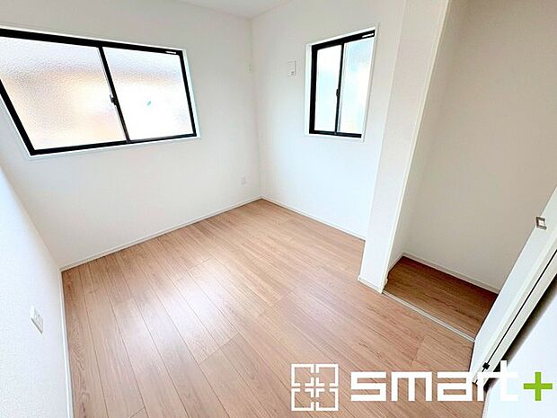 ~2面採光の明るいお部屋~ ・洋室は2面採光とする事で穏やかな陽の入る明るい空間となっております。 ・くつろぎのプライベート時間を明るい空間で穏やかにお過ごしいただけます。