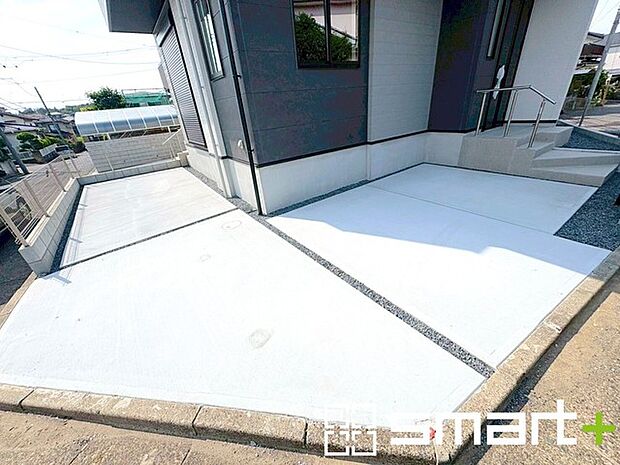 ~駐車場は2台分ご用意~ ・駐車場は2台分ございますので、車通勤の方や複数台お持ちの方にもお勧めのお住まいです。 ・カーポートなどのオプションもお気軽にご相談くださいませ。