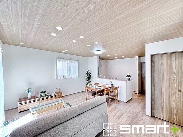 ~オプション施行もお任せください~ ・フローリングの変色など劣化を軽減し、水をこぼした場合などにも防いでくれるフロアコーテイングが人気となっております。 ・オプション施行もお任せください。