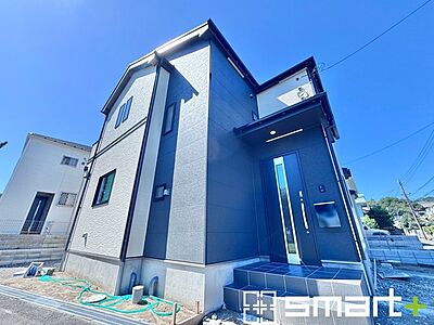 外観:〜シックな色彩の外観を採用〜 ・外壁に濃い色を採用する事でモダンな印象のシックな外観となっております。 ・高級感も出るので毎日家に帰るのが誇らしくなります。ぜひ現地でご確認くださいませ。 外観:〜シックな色彩の外観を採用〜 ・外壁に濃い色を採用する事でモダンな印象のシックな外観となっております。 ・高級感も出るので毎日家に帰るのが誇らしくなります。ぜひ現地でご確認くださいませ。