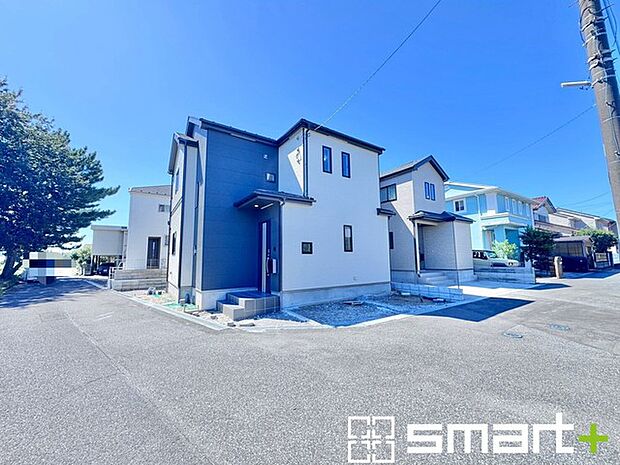 ~開放感ある角地のお住まい~ ・2方向が空く事で開放感のある角地に位置しております。 ・窮屈な感じが無く、ゆったりと暮らせるこの魅力をぜひ現地でご体感くださいませ。