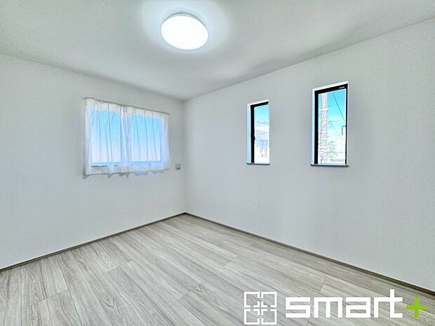 ~2面採光の明るいお部屋~ ・洋室は2面採光とする事で穏やかな陽の入る明るい空間となっております。 ・くつろぎのプライベート時間を明るい空間で穏やかにお過ごしいただけます。