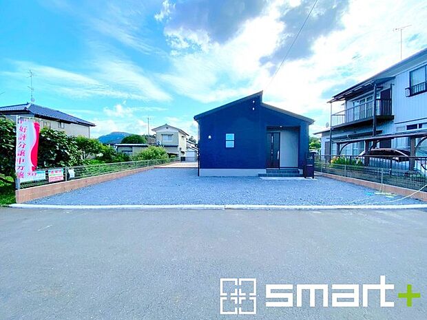 ~十分な広さのある前面道路~ ・前面道路は約5mございますので、お車でのすれ違いも楽々で余計なストレスがかかりません。 ・日々お車での移動が多い方には大切なポイントですね。