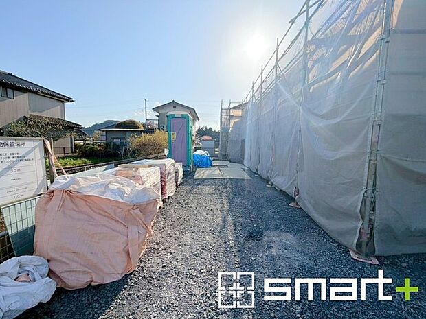 ～閑静な住宅街の立地～ ・周辺は閑静な住宅街となっておりますので、静かな暮らしをご実現いただけます。 ・前面道路の交通量も多くないので、小さなお子様がいるご家庭でもご安心ですね。 