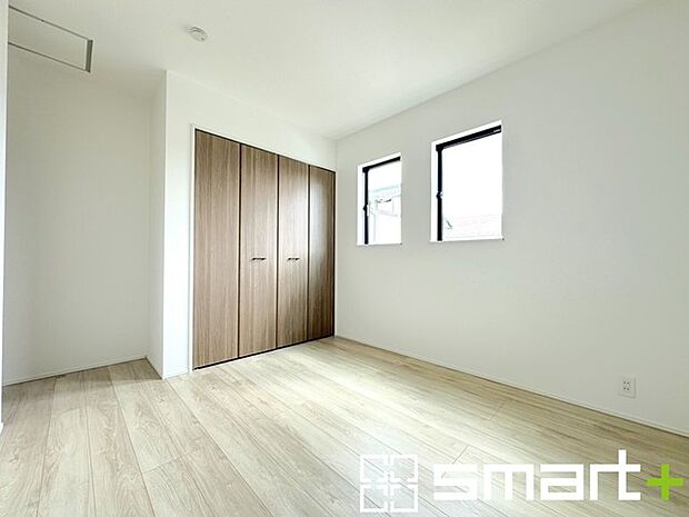~収納豊富な洋室~ ・各居室に備え付けの収納をご用意。タンスなどを置く場合と比べ出っ張らないので部屋の中を有効のご活用いただけます。 ・収納の広さなどぜひ現地でご確認くださいませ。