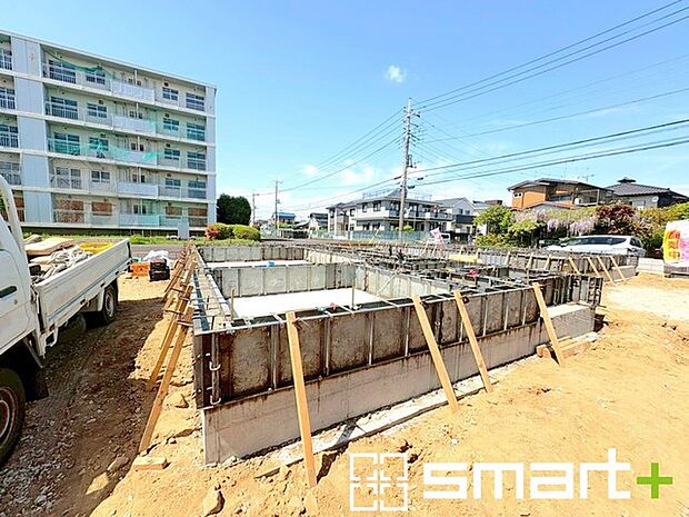 ～ベタ基礎でしっかりとした土台～ ・コンクリートの中に鉄筋を配し強度を高めた「ベタ基礎」を採用。 ・しっかりとした土台を造ったうえで、その上に建物が築造されていきます。 