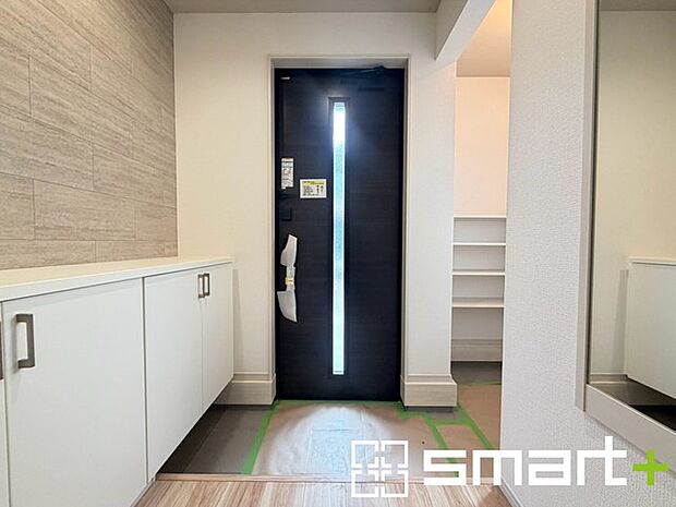～シューズインクロークのある玄関～ ・玄関横にシューズインクロークをご用意。 ・追加の靴置きとしてはもちろん、スキー・ゴルフなど趣味の用具の置場としてもご利用いただけます。 