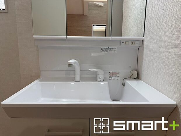 ~シャワー付き洗面台を採用~ ・洗面台の蛇口がホースで伸びシャワーとしてご利用可能。 ・朝の寝ぐせ直しなどにシャワーを使いたい時、洗面台の掃除をする際にも便利にお使いいただけます。