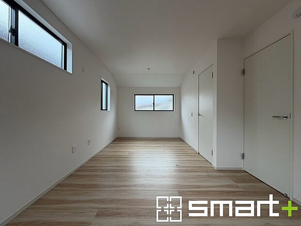 ～間仕切対応で2部屋に～ ・2階洋室9.3帖は将来こども部屋として1部屋を2部屋にできるフレキシブルルームです。 ・収納スペースも付いているので整理整頓しやすく、生活空間が広がりますね。 