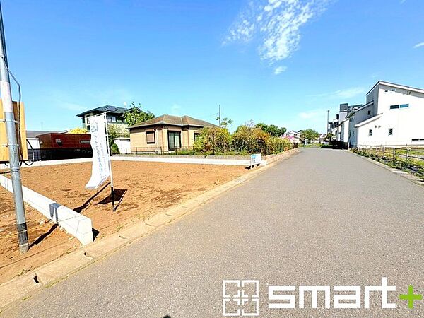 ～十分な広さのある前面道路～ ・前面道路は約6ｍございますので、お車でのすれ違いも楽々で余計なストレスがかかりません。 ・日々お車での移動が多い方には大切なポイントですね。