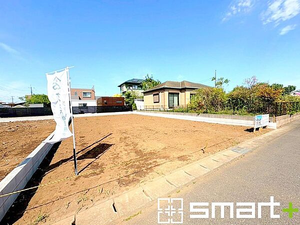 ～閑静な住宅街の立地～ ・周辺は閑静な住宅街となっておりますので、静かな暮らしをご実現いただけます。 ・前面道路の交通量も多くないので、小さなお子様がいるご家庭でもご安心ですね。