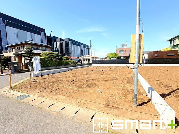 ～開放感ある角地のお住まい～ ・2方向が空く事で開放感のある角地に位置しております。 ・窮屈な感じが無く、ゆったりと暮らせるこの魅力をぜひ現地でご体感くださいませ。 