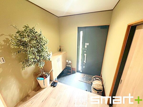 ～余裕の広さの玄関～ ・玄関スペースを大きく取る事でご帰宅された際の開放感が違います。 ・お客様を出迎える顔にもなる玄関、この広さは魅力的ですね。ぜひ現地でご体感くださいませ。