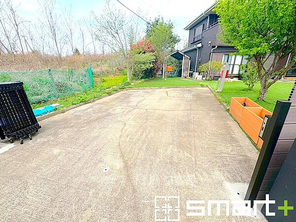 ～駐車場は2台以上ご用意～ ・車通勤の方や複数台お持ちの方にもお勧めのお住まいです。 ・ご来客の際も安心の余裕の敷地です。