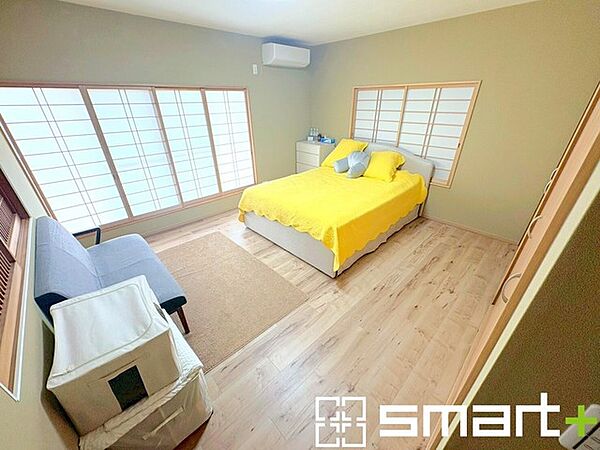～2面採光の明るいお部屋～ ・洋室は2面採光とする事で穏やかな陽の入る明るい空間となっております。 ・くつろぎのプライベート時間を明るい空間で穏やかにお過ごしいただけます。