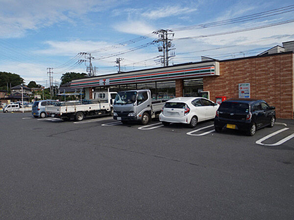 セブンイレブン沼南藤ケ谷店 昼下がりの穏やかな時間、コンビニエンスストアの駐車場には、日々の営みを支える車両が静かに佇んでいます。