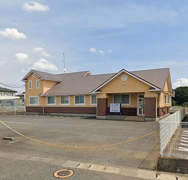 西白井クリニック 穏やかな曲線を描く屋根と、優しく広がる建物。地域に寄り添うクリニックとして、静かで心地よい空間がここにあります （2100m）