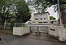 周辺：白井市立七次台小学校 広々とした敷地に、緑豊かな木々が印象的な校舎。子供たちの笑顔が響き渡るような、温かさと安らぎを感じさせる穏やかな日常がここにはあります （3300m）