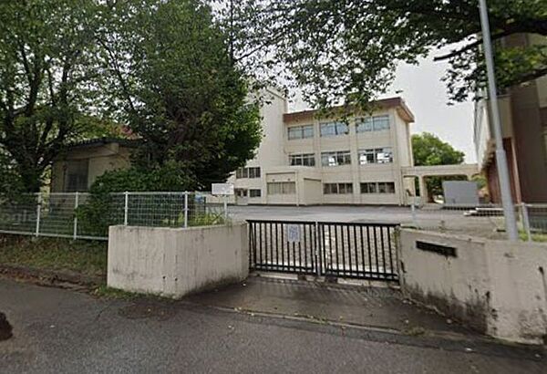 白井市立七次台小学校 広々とした敷地に、緑豊かな木々が印象的な校舎。子供たちの笑顔が響き渡るような、温かさと安らぎを感じさせる穏やかな日常がここにはあります （3300m）