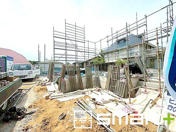 ～閑静な住宅街の立地～ ・周辺は閑静な住宅街となっておりますので、静かな暮らしをご実現いただけます。 ・前面道路の交通量も多くないので、小さなお子様がいるご家庭でもご安心ですね。 