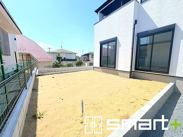 ～お庭もある余裕の敷地～ ・広々した敷地にはお庭もご用意。お庭があるだけで余裕を感じますね。 ・防草シートや人工芝の敷設などのオプションもお気軽にご相談くださいませ。 