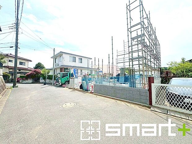 ～ベタ基礎でしっかりとした土台～ ・コンクリートの中に鉄筋を配し強度を高めた「ベタ基礎」を採用。 ・しっかりとした土台を造ったうえで、その上に建物が築造されていきます。 
