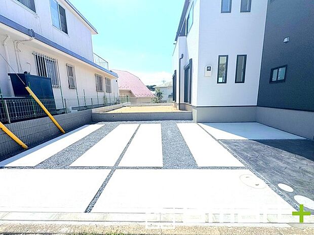 ~ゆとりあるカースペース~ ・セカンドカーや来客時にも困らないカースペース2台分は並列駐車可能でお車の出し入れもラクラク。 ・自転車やバイク、物置などもおける余裕の広さです。