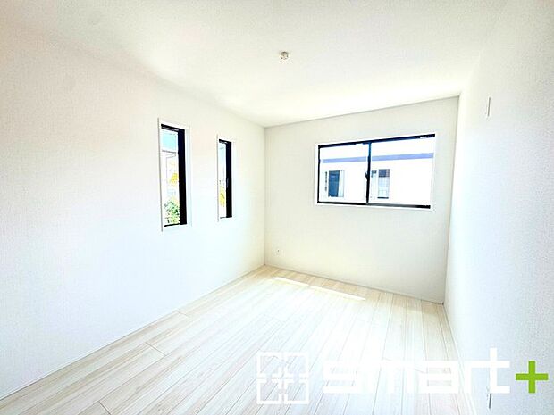 ~2面採光の明るいお部屋~ ・洋室は2面採光とする事で穏やかな陽の入る明るい空間となっております。 ・くつろぎのプライベート時間を明るい空間で穏やかにお過ごしいただけます。