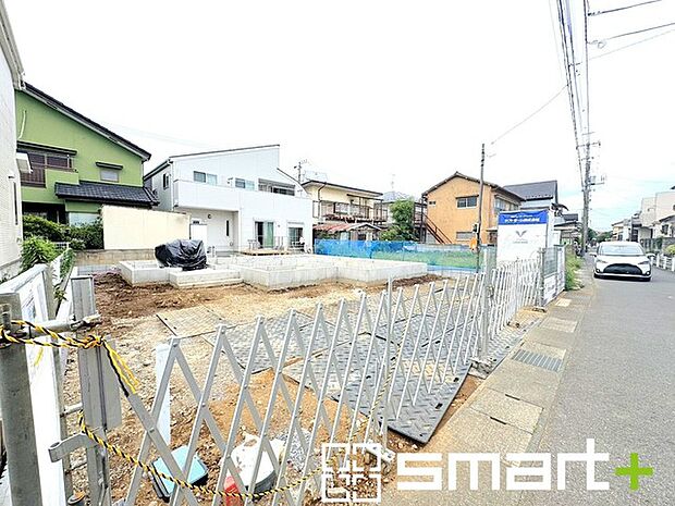 ~ベタ基礎でしっかりとした土台~ ・コンクリートの中に鉄筋を配し強度を高めた「ベタ基礎」を採用。 ・しっかりとした土台を造ったうえで、その上に建物が築造されていきます。