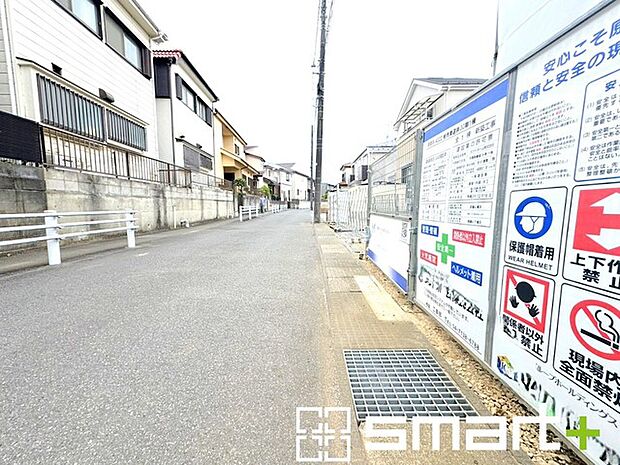 ~閑静な住宅街の立地~ ・周辺は閑静な住宅街となっておりますので、静かな暮らしをご実現いただけます。 ・前面道路の交通量も多くないので、小さなお子様がいるご家庭でもご安心ですね。