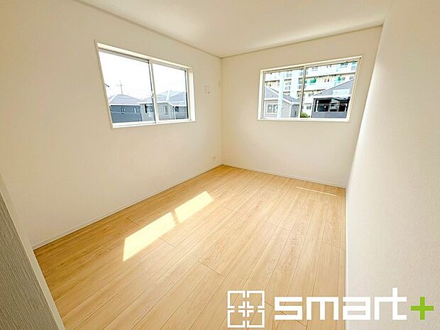 ~2面採光の明るいお部屋~ ・洋室は2面採光とする事で穏やかな陽の入る明るい空間となっております。 ・くつろぎのプライベート時間を明るい空間で穏やかにお過ごしいただけます。