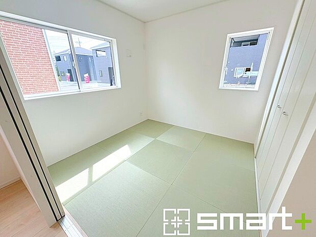 ~使い勝手の良い「和洋室」~ ・畳敷きに建具は洋風、というハイブリッド型の「和洋室」。和室と洋室の良い所を組み合わせたお部屋です。 ・やはり畳の香りは心が落ち着きますね。