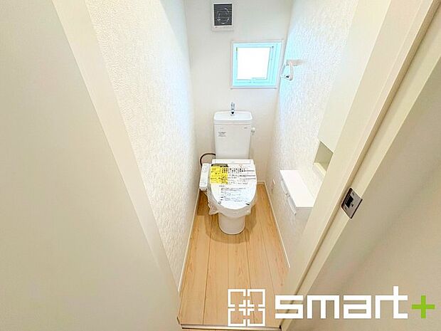 ~やはり便利なタンク式トイレ~ ・最近はタンクレストイレもございますが、タンク式の場合は停電時もお水を流すことが可能。 ・故障時なども比較的費用が安くなるなど、メリットが多くなります。
